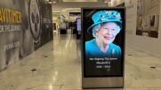 Образът на кралица Елизабет II по табла и билбордове в цяла Великобритания (ВИДЕО)