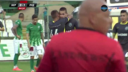 Попадение на Денислав Александров от Лудогорец във вратата на Берое