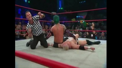 Jeff Hardy прави бомбата на лебеда върху Гърба на Mr Anderson 
