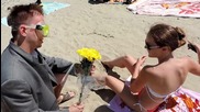 Забавна шега на плажа - Ще се омъжиш ли за мен?