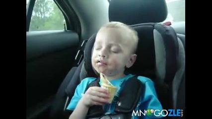 Дете се бори със сладолед и съня