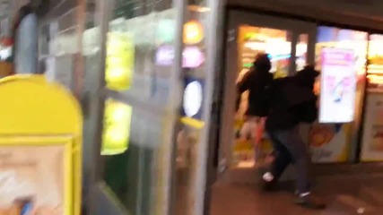 Мъж заключи крадец в магазин