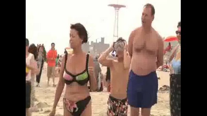 Смях ! Със смокинг на плаж !