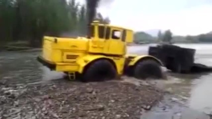 Руски трактор преминава през реката