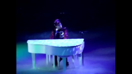 Джъстин се разплаква докато пее Down to Earth