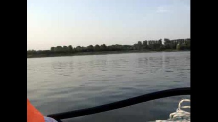 С лодка по река Дунав . 