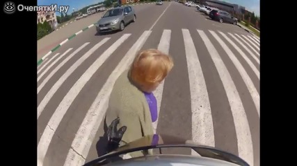 Моторист помага на възрастна жена да пресече улицата
