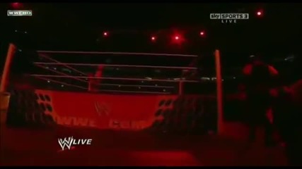 Маскираният Кейн атакува Джон Сина, отново !!! Raw 19/12/11 ..