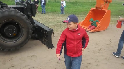 Руски багерист забавлява децата