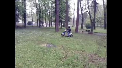 Тези са много прости само мъчат машинката Honda Dio in Bulgaria.3gp