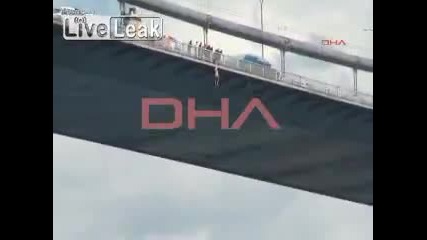 Мъж оцеля след скок от 65 метров мост