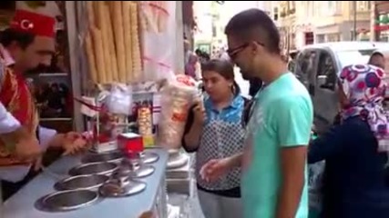 Забавен продавач на сладолед в Турция