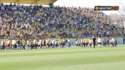 Жълто-черна радост и псувни по играчите на Левски след мача в Коматево