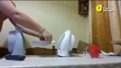 Интересен номер с хартиено самолетче и две духалки