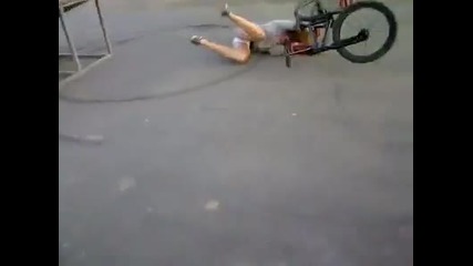 Момиче се пребива с колело Bmx