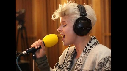 Robyn - Try Sleeping With A Broken Heart ( Alicia Keys Cover) 
