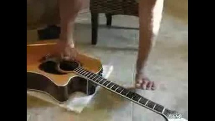 - сакат китарист свири с крака !!!!!! 