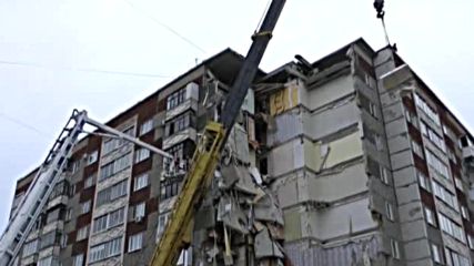 Седем станаха жертвите след рухването на блок в Русия