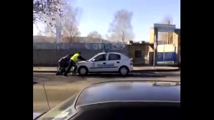Полицаи бутат Полицеиска кола 