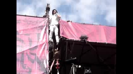 Jared Leto - climbing the stage 