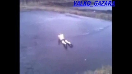 Човек показва как можеш да разчупиш леда с главата си 