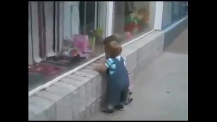 Смешни бебета- Бебе любовен преследвач хаха / Смях / : D : D