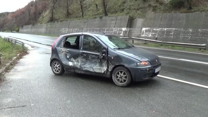 Скала падна на Е-79 и удари автомобил (ВИДЕО)