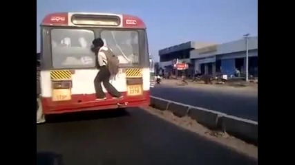 Ето как се возят в Индия на градски транспорт