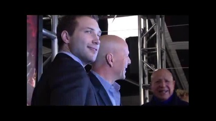 Звездите Брус Уилис и Джей Кортни на премиерата на филма си Умирай Трудно: Денят Настъпи (2013)