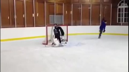 Джъстин играе хокей ;д