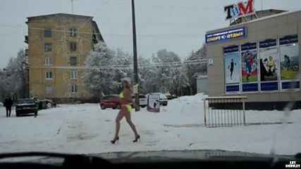 Рускиня се разхожда полугола в снега!