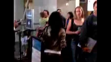 Vanessa Hudgens saliendo de un bano