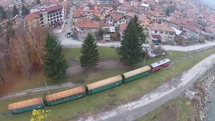 Красивата гледка на железопътната теснолинейка в Европа заснета с дрон