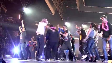 Eros Ramazzotti Танцува Harlem Shake С 12 000 Фенове В Милано