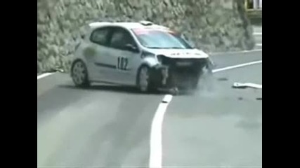 Кола се удря в стена по време на рали