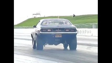 Красиво Dodge Challenger Slow Motion Wheelie *hd* 