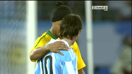Приятелска прегръдка между Меси и Роналдиньо 