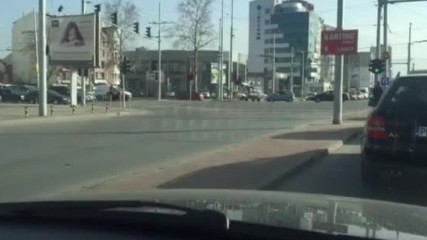 Кон с празна каруца препуска в центъра на Пловдив
