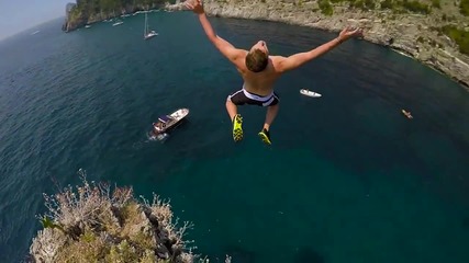 Скок от стръмни скали в Италия