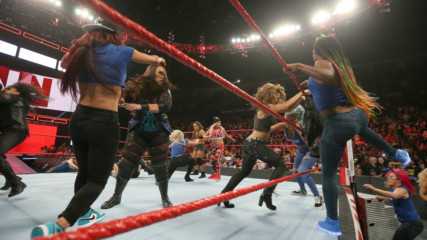 Becky Lynch leads a SmackDown Women's invasion: Raw, Nov. 12, 2018