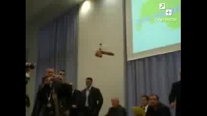Летящ пенис прекъсва речта на Каспаров 