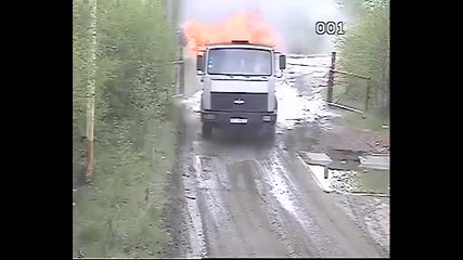 Камион вози горящ боклук
