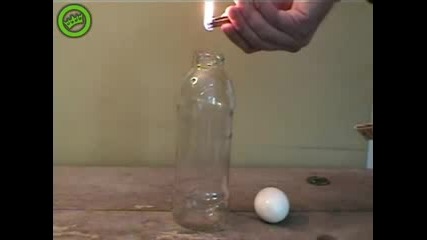 Как да вкараме Яице в малка стъклена бутилка