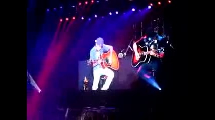 Страхотен! Justin Bieber - Never let you go / Favourite Girl ( Singapore Live )