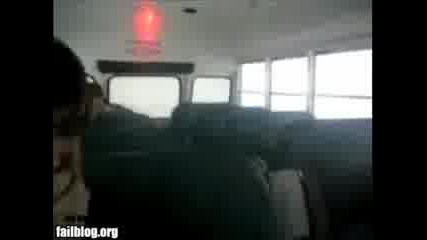 Момиче се разбива в тавана на автобус :) 