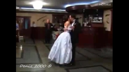 Младоженци представят забавен танц