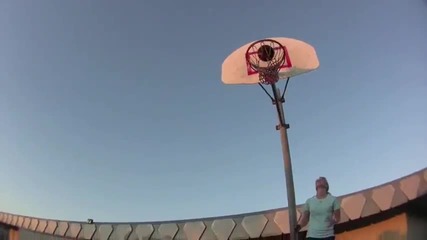 Куче със спортен екип играе баскетбол
