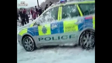 Дъжд от снежни топки върху полицейска кола 