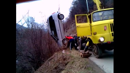 пиян студент падна в дерето 2(вадят го)