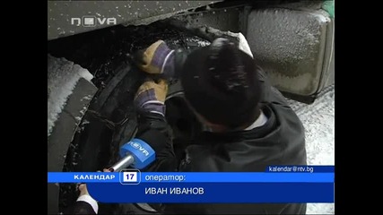 20–тонен камион паркира в хола на къща 